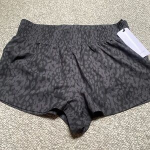 Varley Kallin Running short medium black and gray animal print